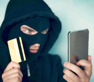 Апеляційний суд зобов’язав «ПриватБанк» повернути жительці Хмельниччини кошти, списані шахраями